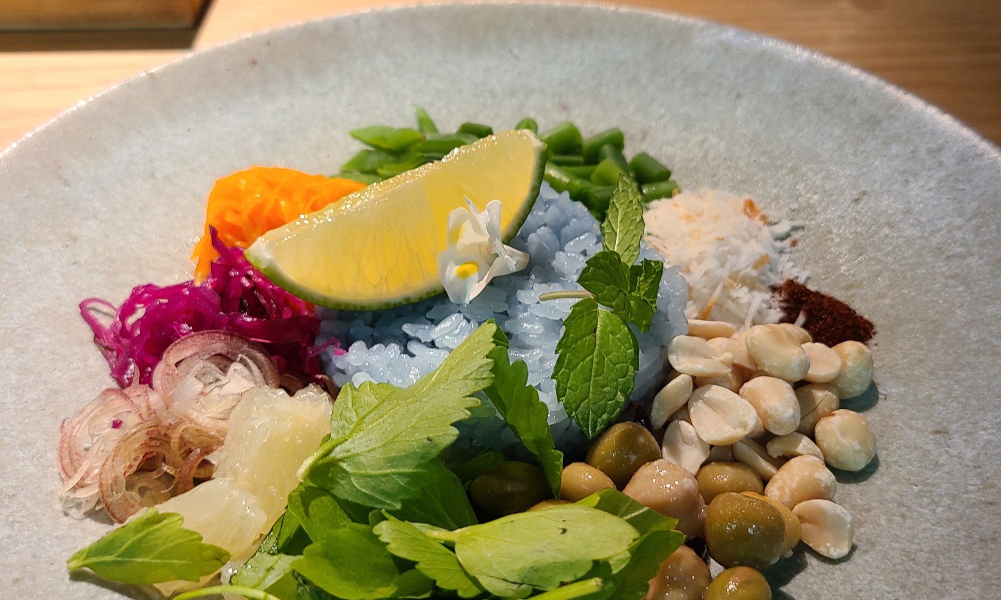 野菜や果実、ハーブ、ナッツ、鮮やかな一皿