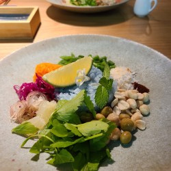 野菜や果実、ハーブ、ナッツ、鮮やかな一皿