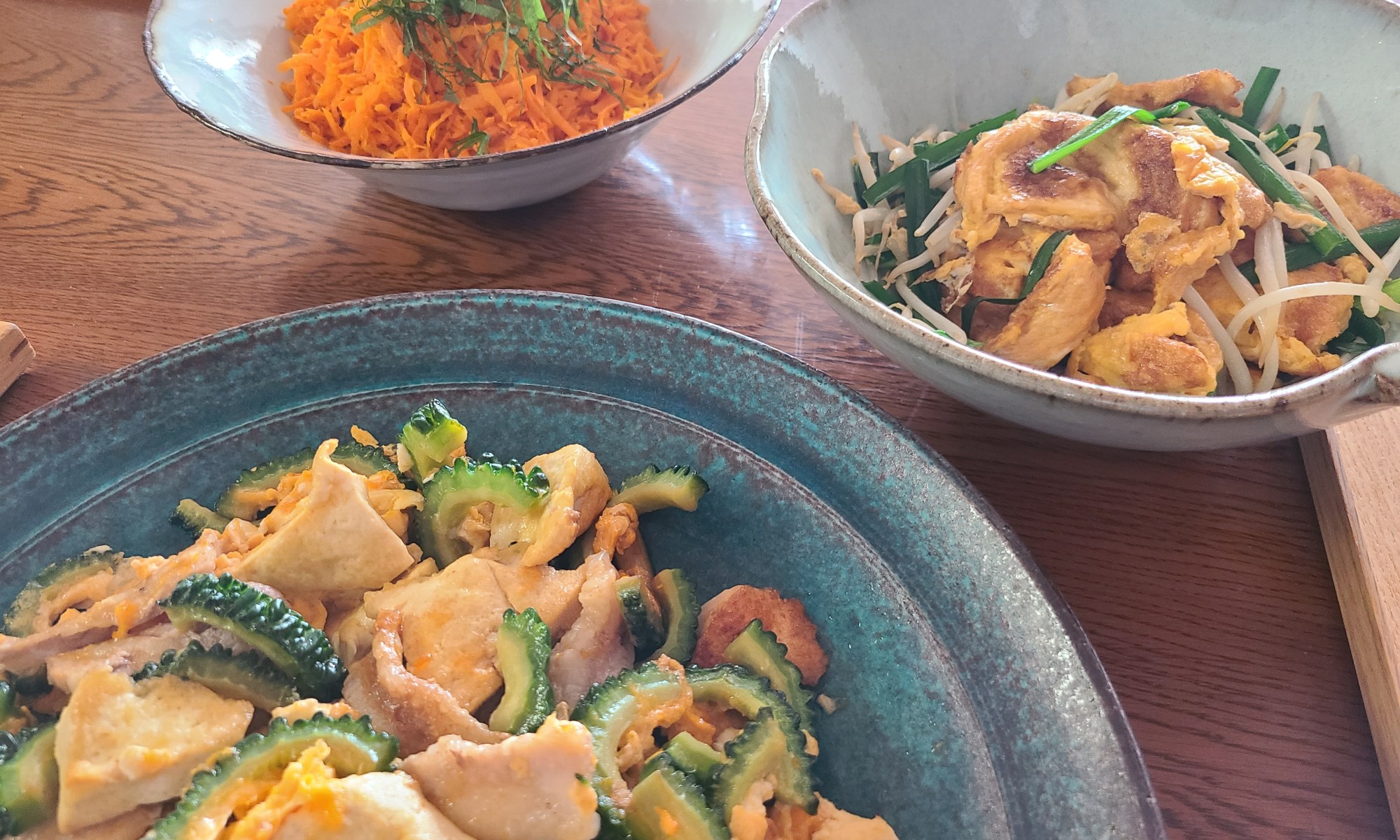 沖縄料理が大皿に盛られ並んでいます