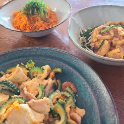 沖縄料理が大皿に盛られ並んでいます