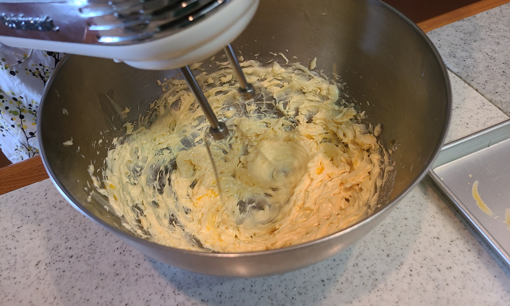 ハンドミキサーを使ってボウルに入った生地を混ぜ合わせている