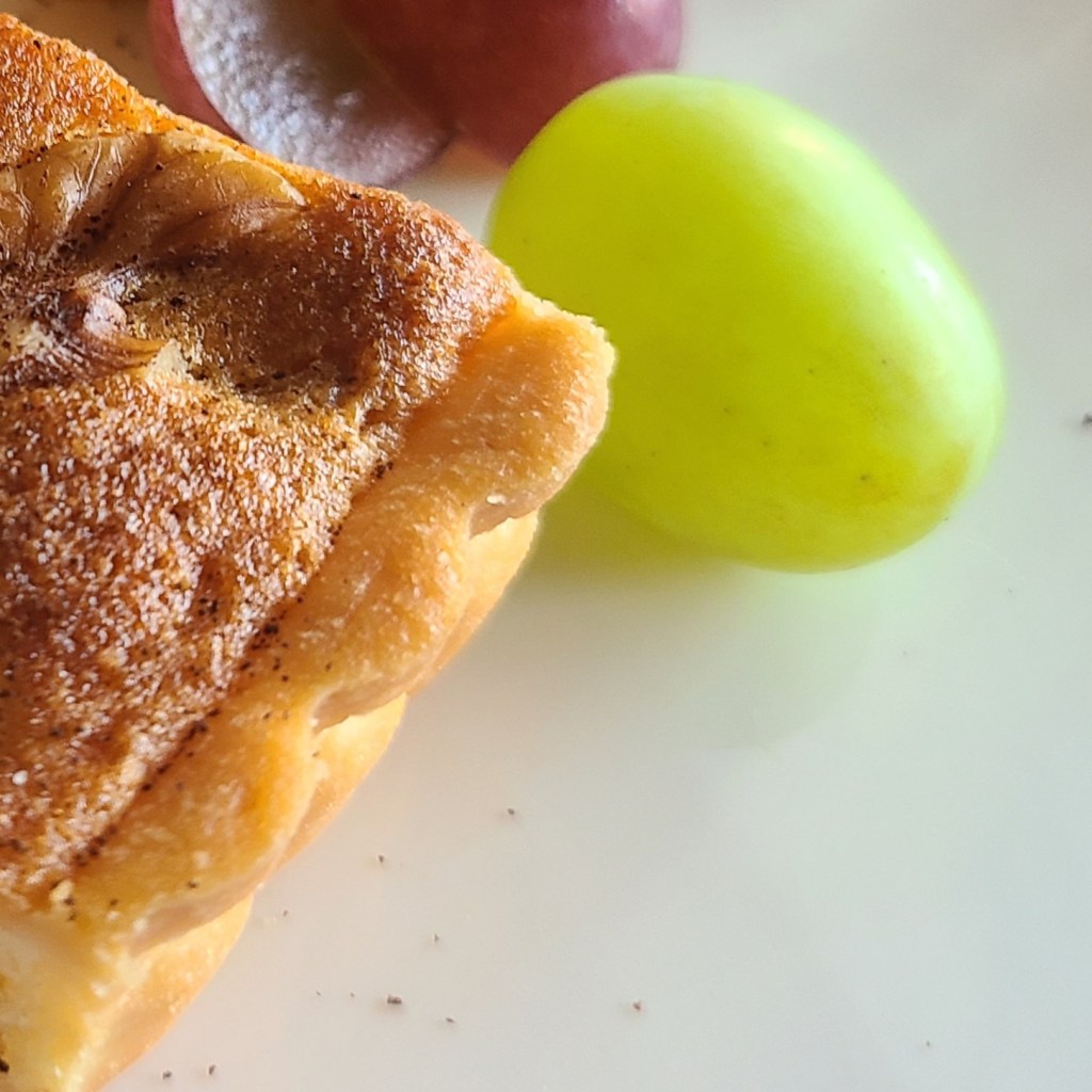 タルトと葡萄が白皿に盛り付け