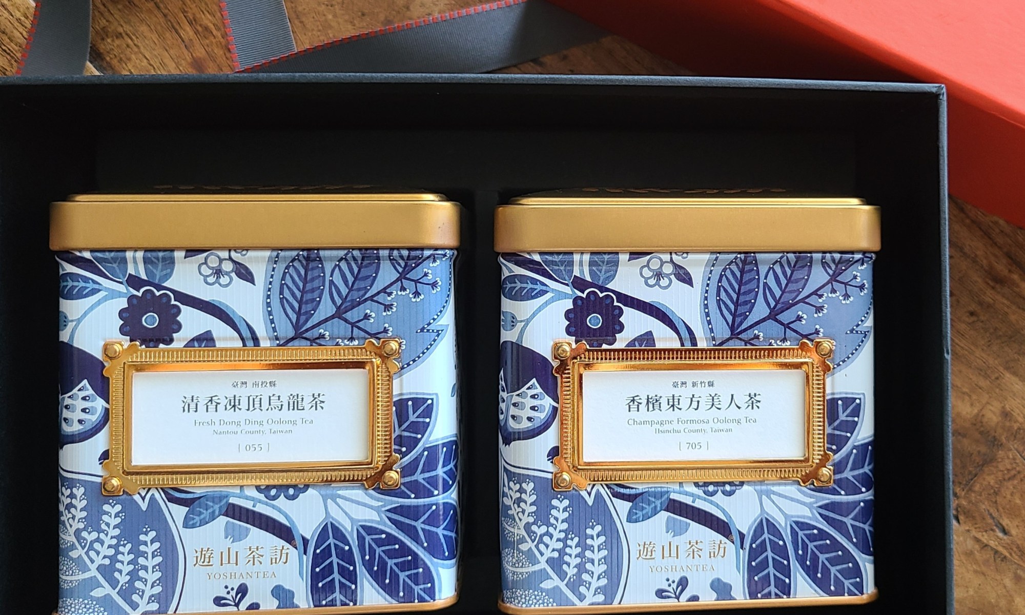 箱詰めされた台湾茶の缶が2つ並んでいます