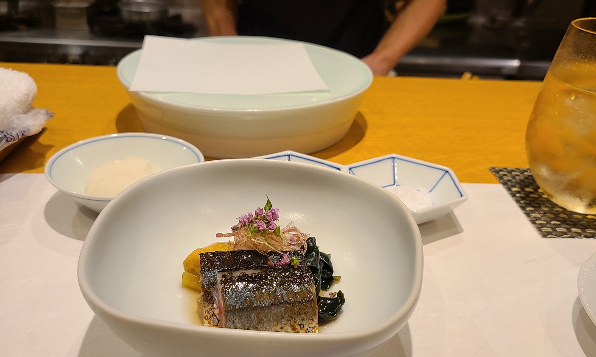 先付けの秋刀魚・茄子・金時草のお料理