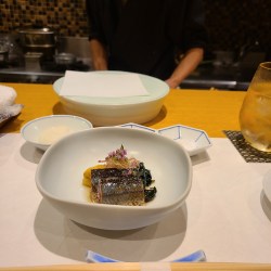 先付けの秋刀魚・茄子・金時草のお料理