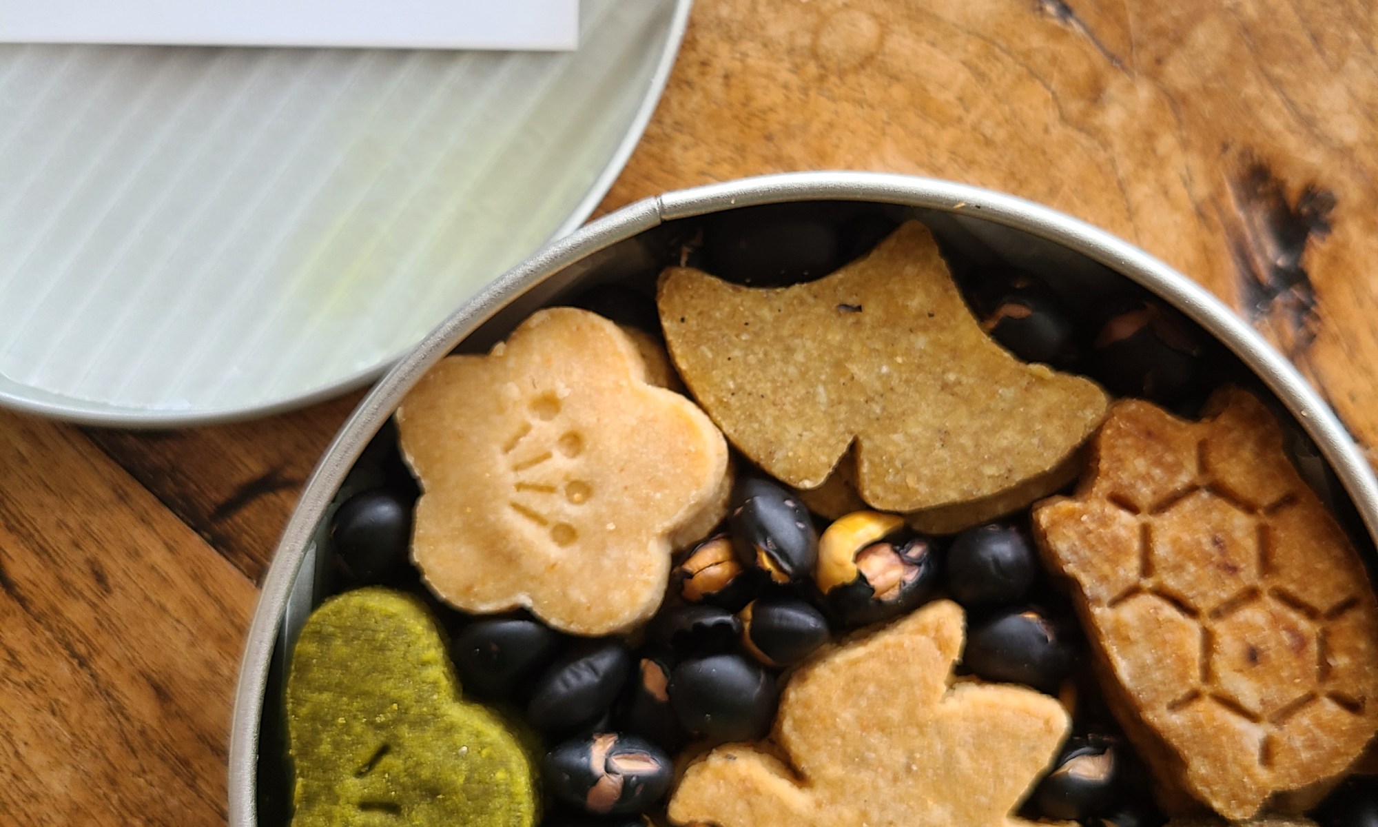 丸型クッキー缶に数種のクッキーと黒豆が