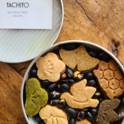 丸型クッキー缶に数種のクッキーと黒豆が