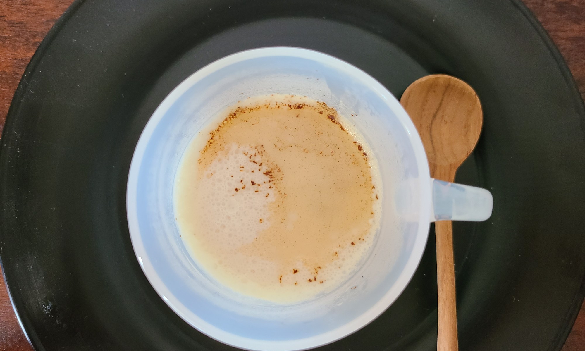 乳白色のガラスカップにホットドリンク