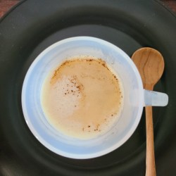 乳白色のガラスカップにホットドリンク