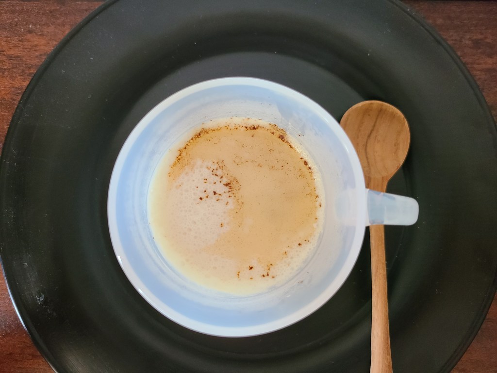 乳白色のガラスカップにホットドリンク