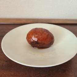 白皿の上に出来立ての栗の渋皮煮ひと粒