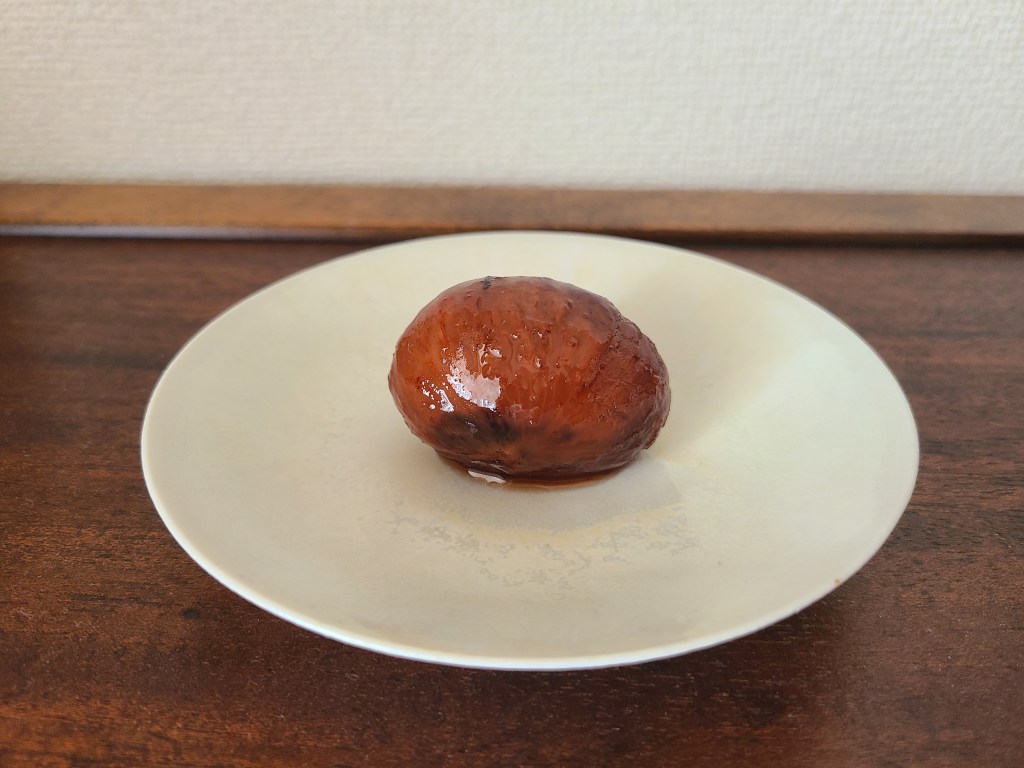 白皿の上に出来立ての栗の渋皮煮ひと粒
