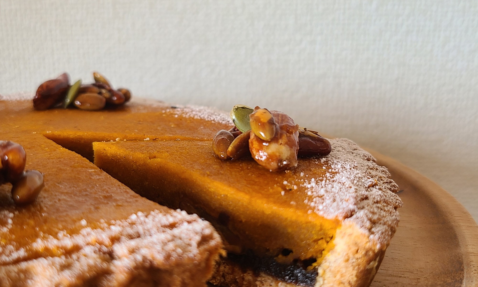 木製皿の上に南瓜タルトホールがあります