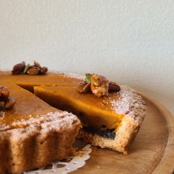 木製皿の上に南瓜タルトホールがあります