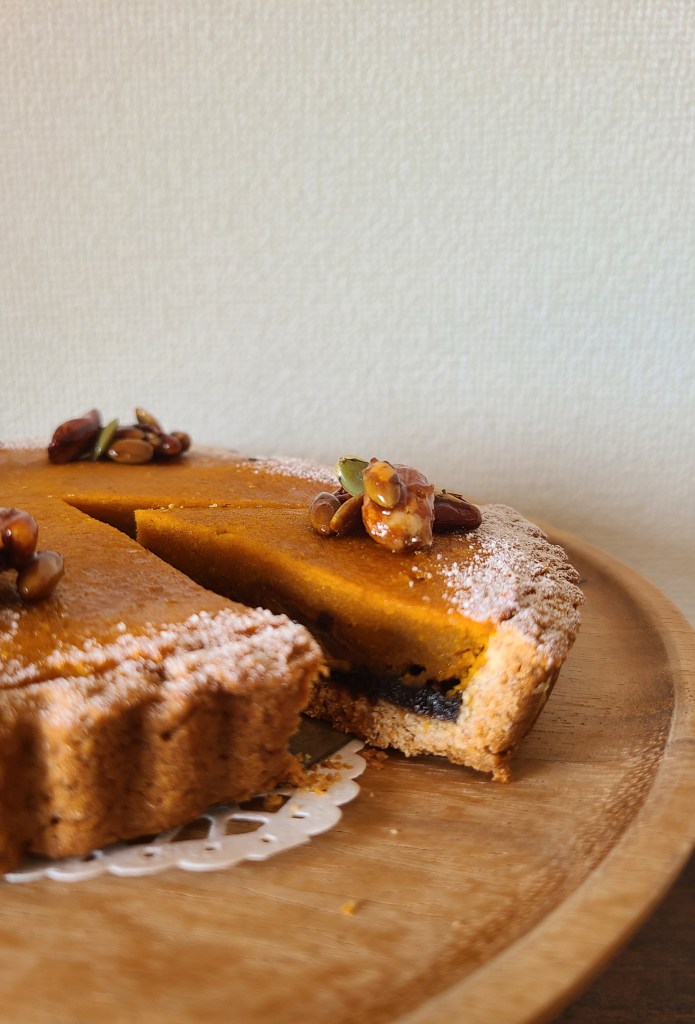 木製皿の上に南瓜タルトホールがあります