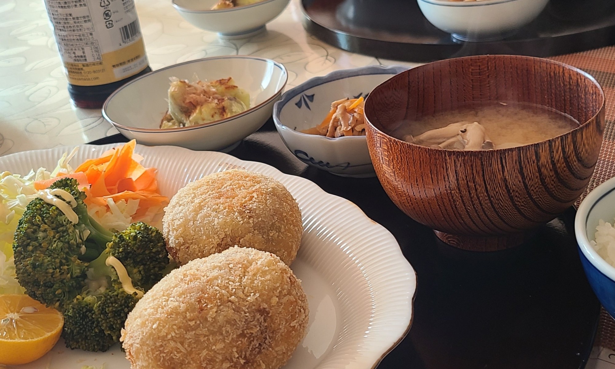 コロッケとサラダ、焼き茄子、切り干し大根煮物