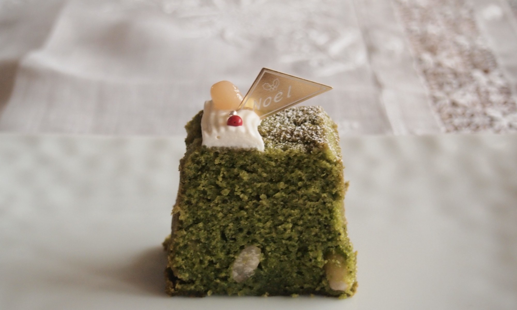 白皿にカットされた抹茶のパウンドケーキ(クリスマス仕様)