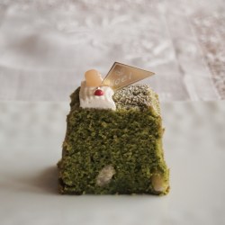 白皿にカットされた抹茶のパウンドケーキ(クリスマス仕様)