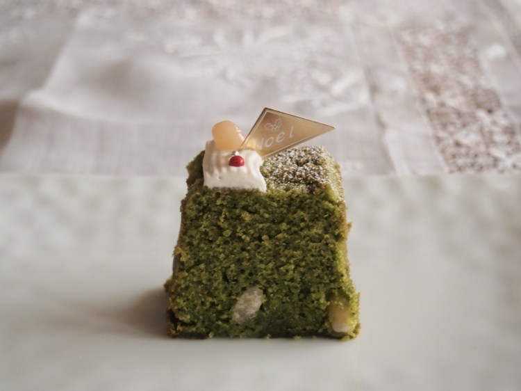 白皿にカットされた抹茶のパウンドケーキ(クリスマス仕様)