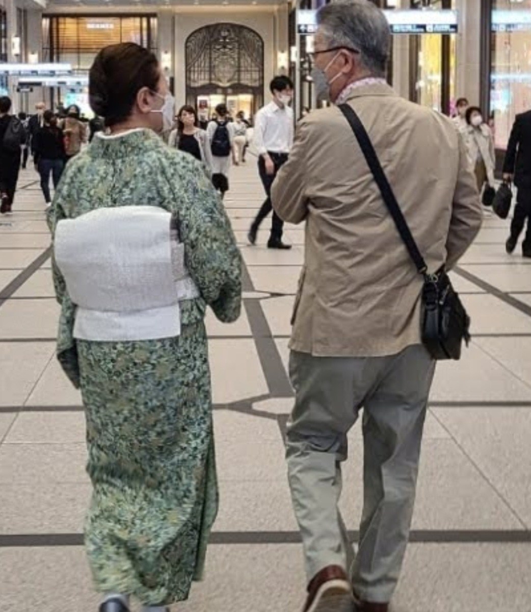 街中を歩く父と母の後ろ姿