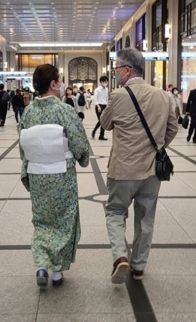 街中を歩く父と母の後ろ姿