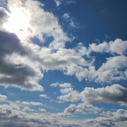 大空に太陽と雲