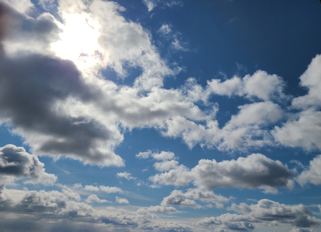 大空に太陽と雲