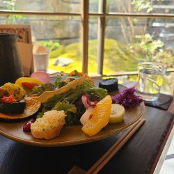 木のお皿にいろんな野菜が盛り盛りに