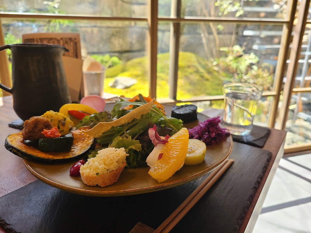 木のお皿にいろんな野菜が盛り盛りに