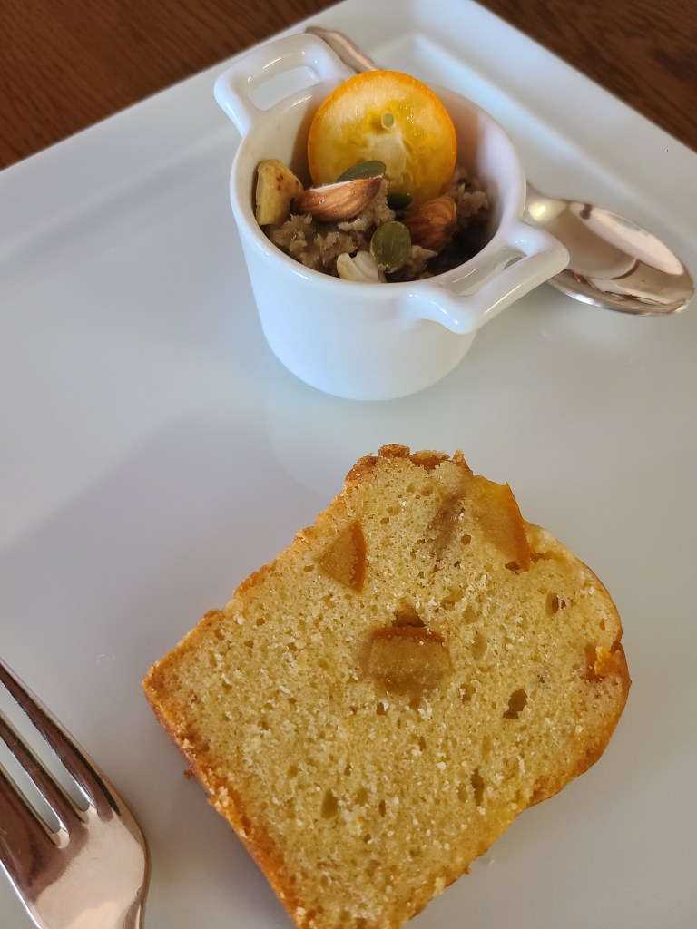 白皿にパウンドケーキとジェラートが盛り付けられている