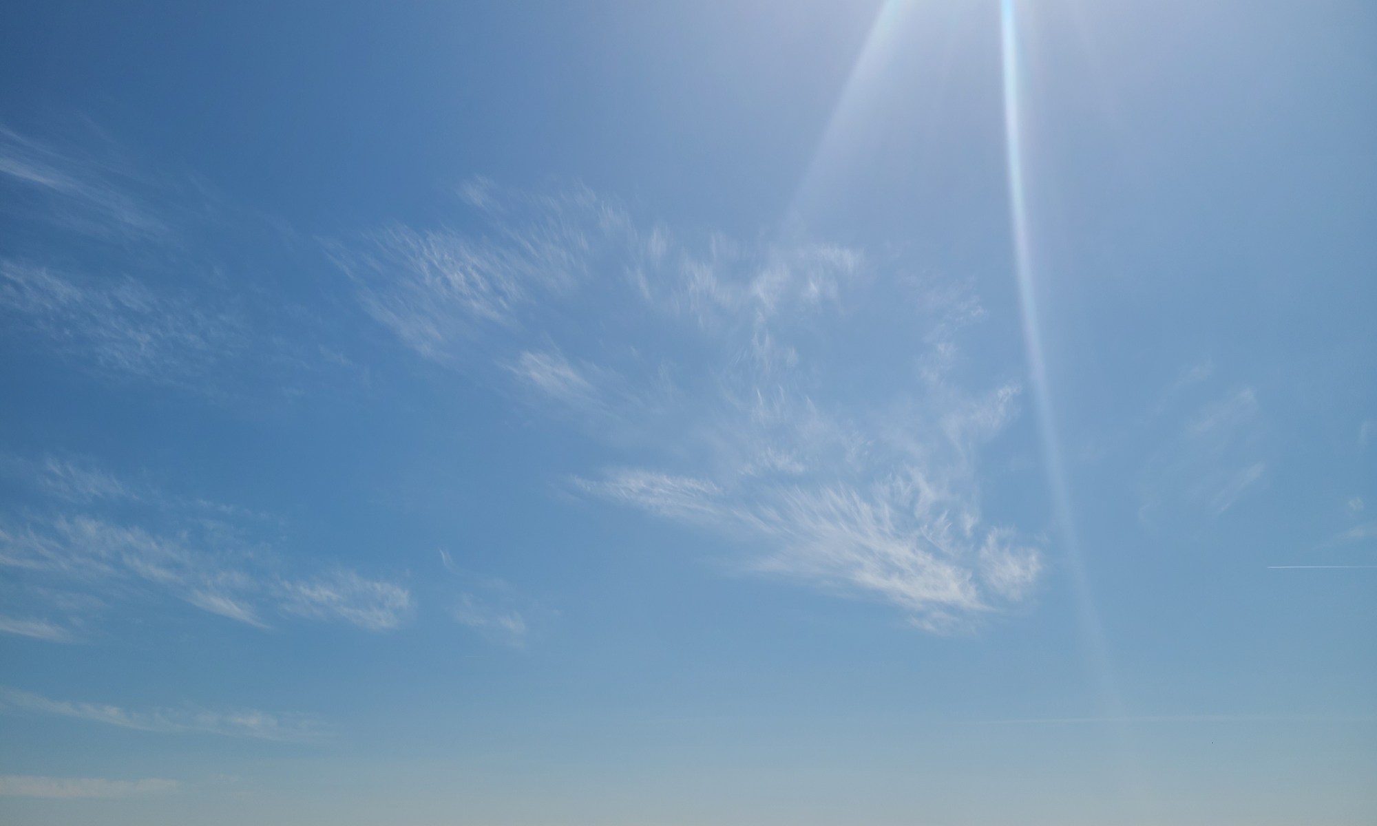 大空に太陽の光