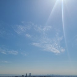 大空に太陽の光