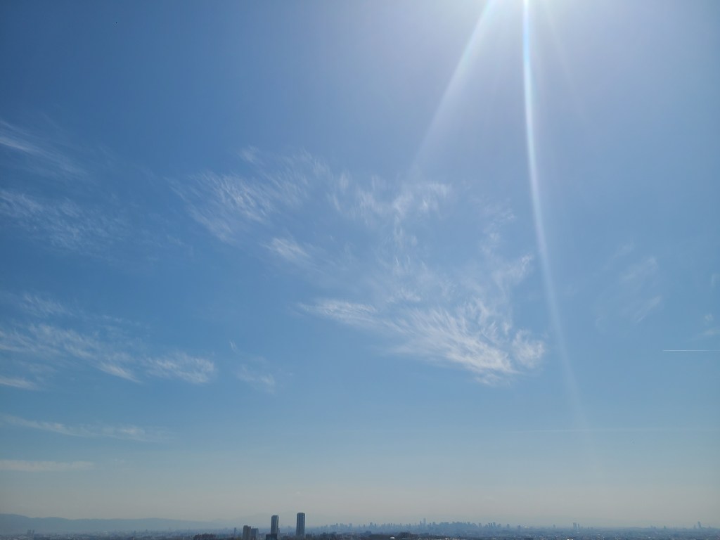 大空に太陽の光
