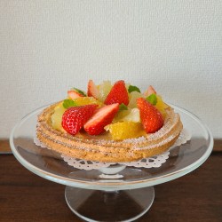 ガラスのケーキスタンドにフルーツタルトがあります