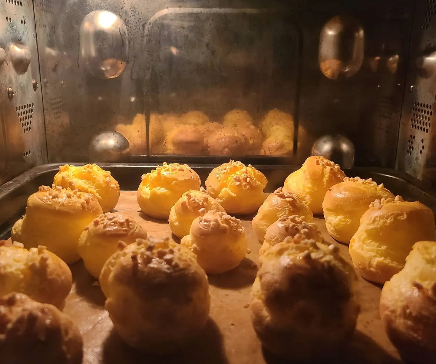 オーブンの中で膨らんでいるシュー