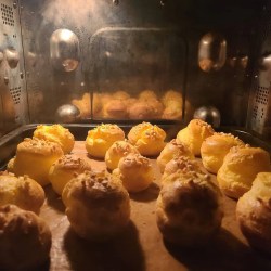 オーブンの中で膨らんでいるシュー