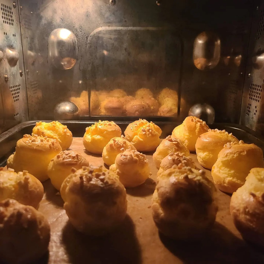 オーブンの中で膨らんでいるシュー