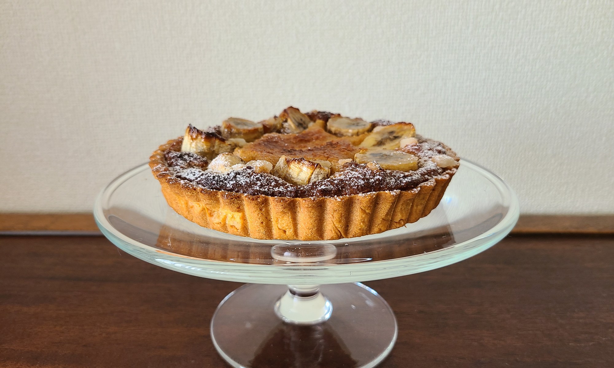 ガラスのケーキスタンドにホールのバナナタルト