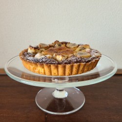 ガラスのケーキスタンドにホールのバナナタルト