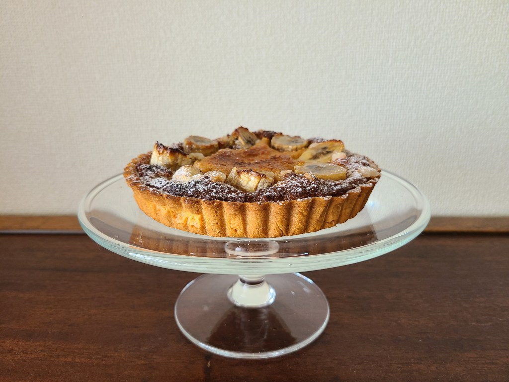 ガラスのケーキスタンドにホールのバナナタルト