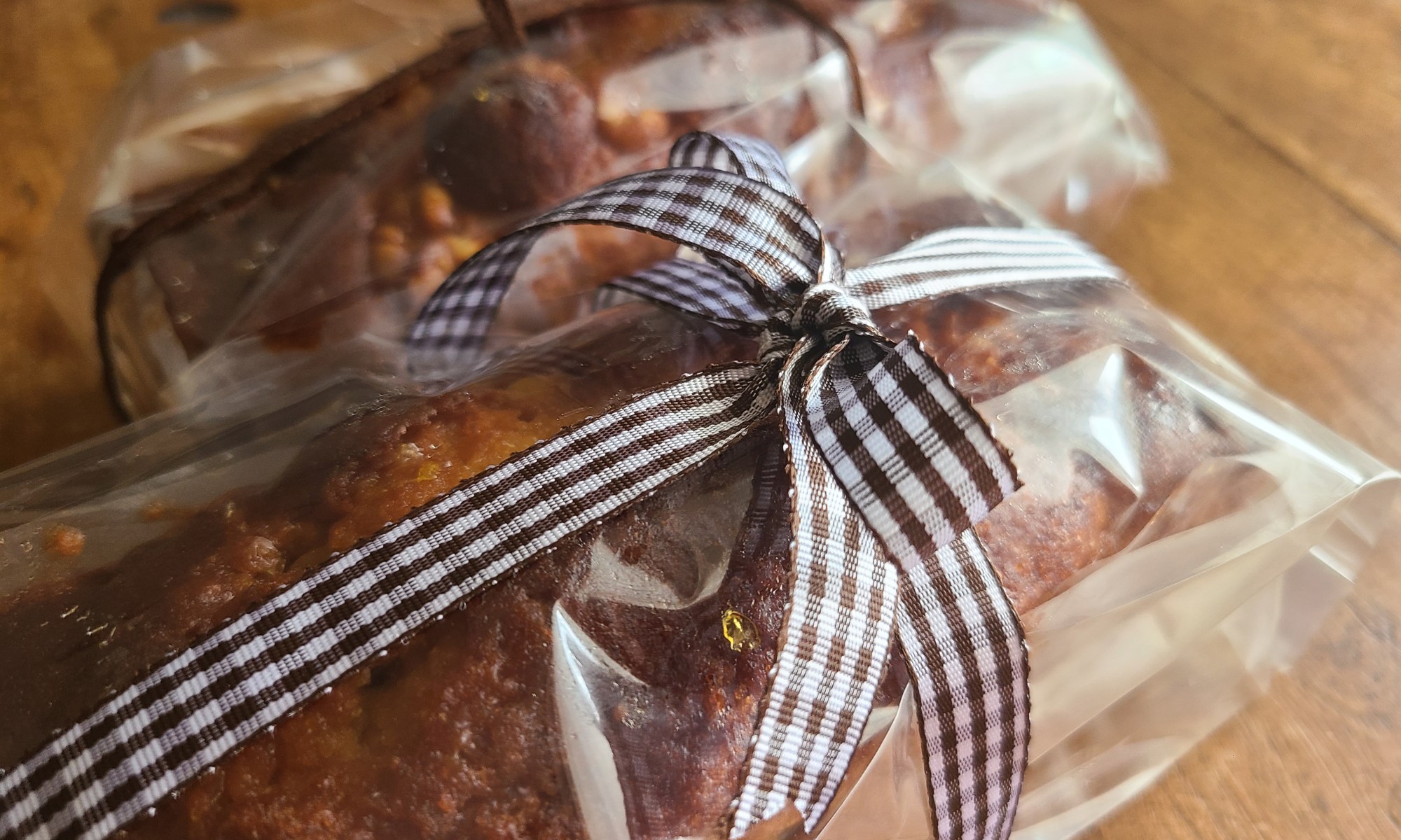 ラッピングされたフルーツケーキが2個