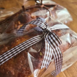 ラッピングされたフルーツケーキが2個