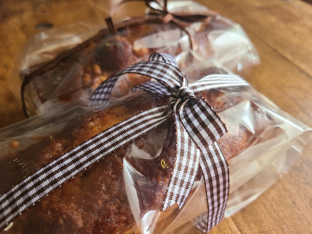 ラッピングされたフルーツケーキが2個