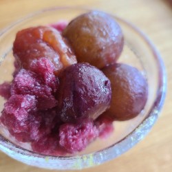 ガラスカップに葡萄とグラニテが盛り付け