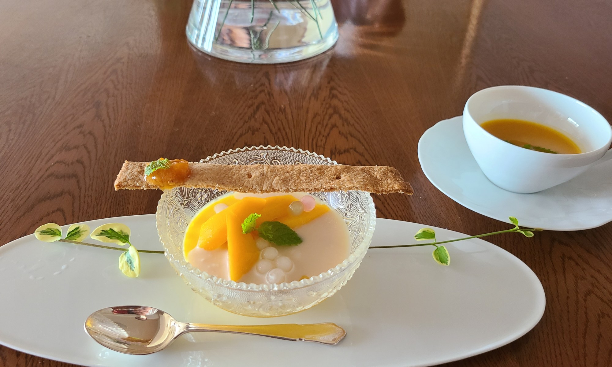 7月セゾンスイーツが盛り付けられている