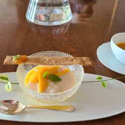 7月セゾンスイーツが盛り付けられている