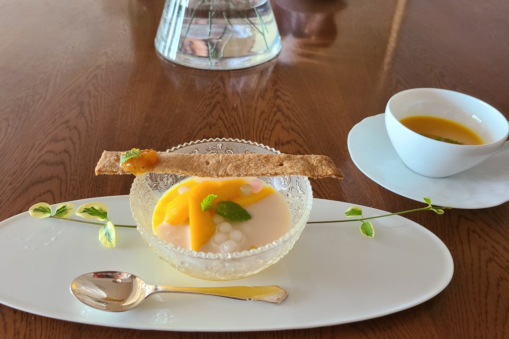 7月セゾンスイーツが盛り付けられている