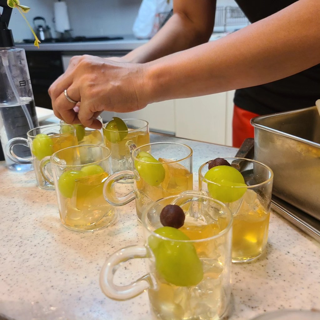 カップの冷菓子仕上げをしている風景