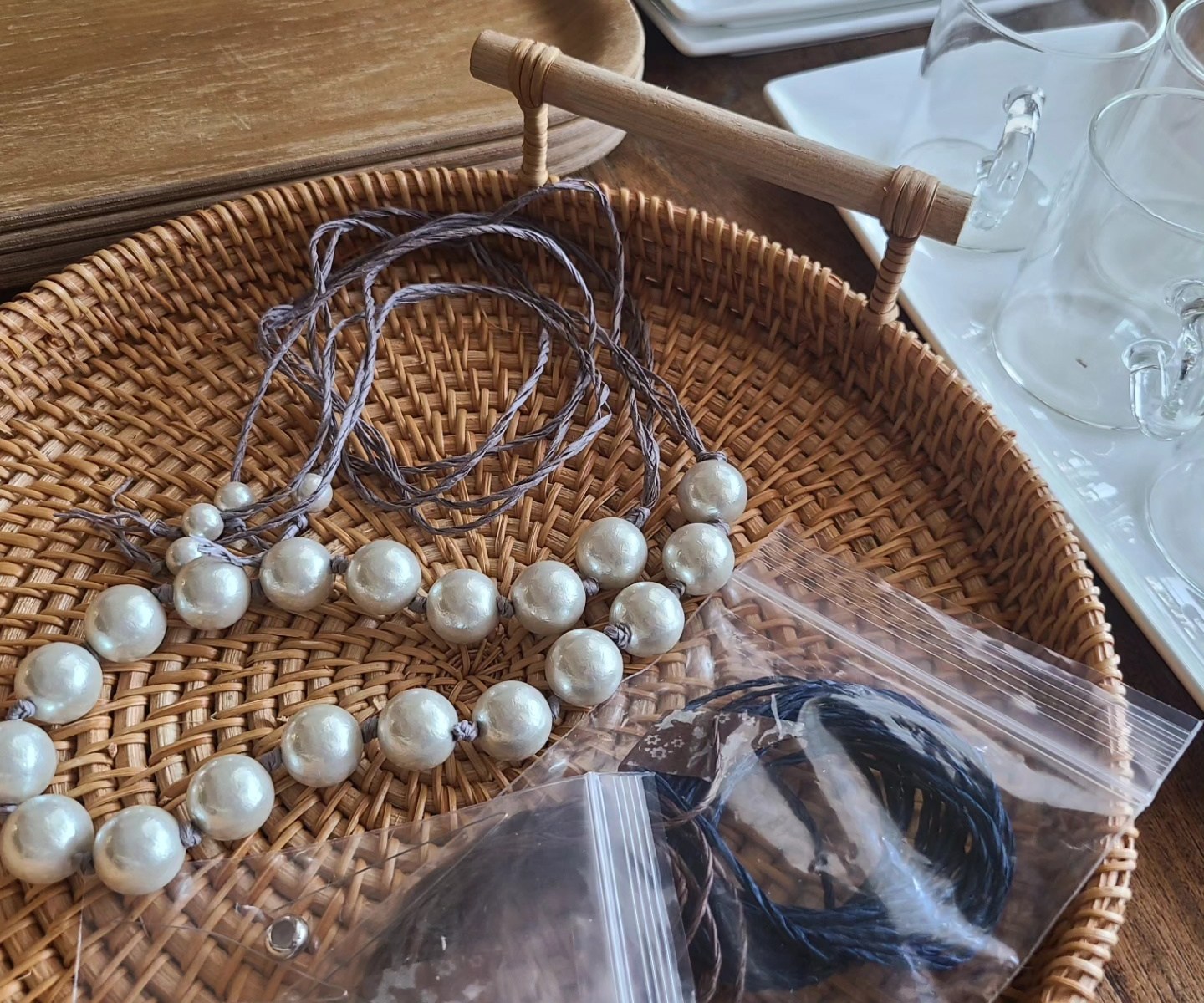 かごの上にパールネックレスと材料があります