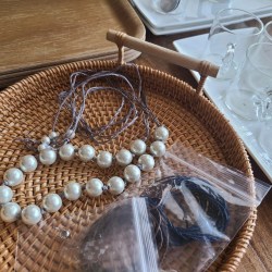 かごの上にパールネックレスと材料があります